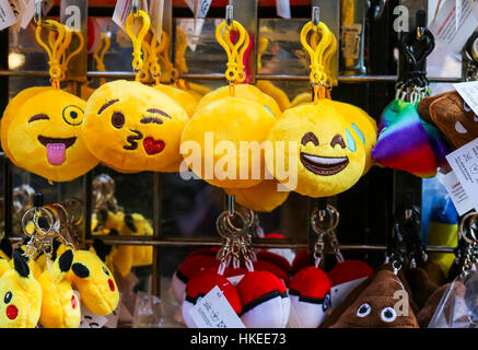 Cornmarket Street, Oxford, Regno Unito, 22 Gennaio 2017: gli Emoji espressioni come cuscini anelli chiave per la vendita su Cornmarket Street, Oxford city centre Foto Stock