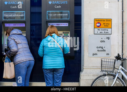 Cornmarket Street, Oxford, Regno Unito, 22 Gennaio 2017: i clienti utilizzando un Barclays Bank Bancomats ATM il prelievo gratuito di denaro contante presso la filiale di mais Foto Stock