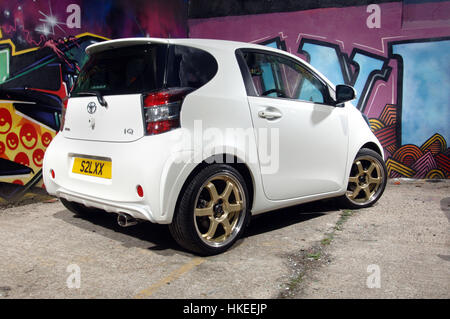 Modificato Toyota IQ sub compact city car e muro di graffiti Foto Stock