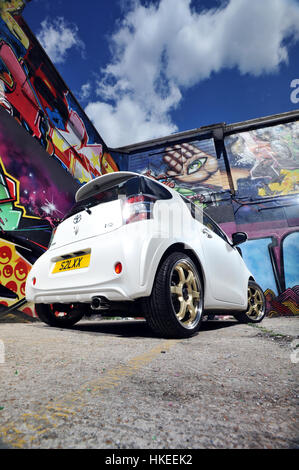 Modificato Toyota IQ sub compact city car e muro di graffiti Foto Stock