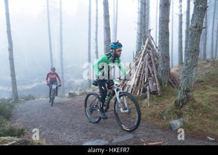 Mountain bikers competere nel strathpuffer Foto Stock