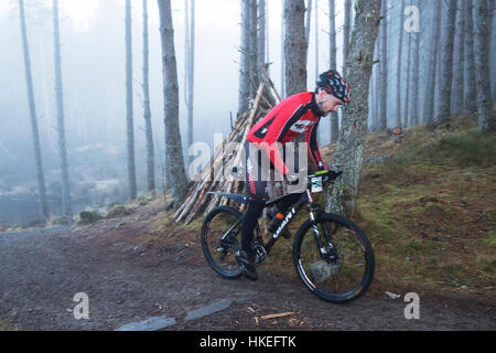 Mountain bikers competere nel strathpuffer Foto Stock