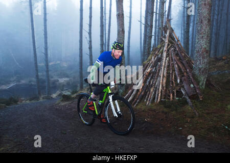 Mountain bikers competere nel strathpuffer Foto Stock