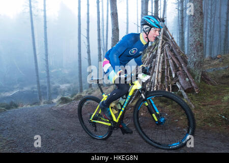 Mountain bikers competere nel strathpuffer Foto Stock