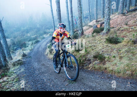 Mountain bikers competere nel strathpuffer Foto Stock