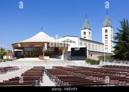 MEDJUGORJE, Bosnia e Erzegovina, 20 agosto 2016. Si piazza alle spalle del Saint James chiesa in una giornata di sole. Foto Stock