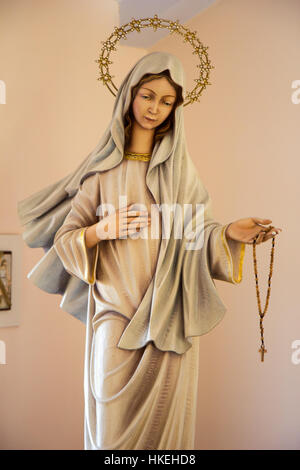 Statua di nostra Signora di Medjugorje (Vergine Maria) in una cappella in Majčino selo (villaggio della Madre). Foto Stock