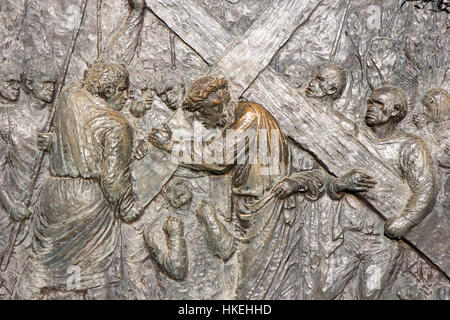 Medjugorje, Bosnia e Erzegovina, 2016/11/11. Rilievo bronzeo di Carmelo Puzzolo che rappresenta la via della croce. Simone di Cirene è aiutare Gesù. Foto Stock