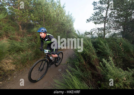 Mountain bikers competere nel strathpuffer Foto Stock