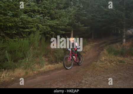 Mountain bikers competere nel strathpuffer Foto Stock