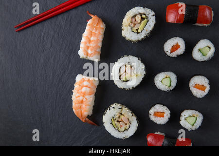 Piatto di Sushi con bacchette Foto Stock