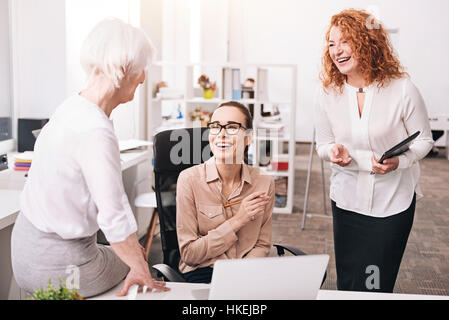 Gentili colleghi piacere discutere di news in ufficio Foto Stock