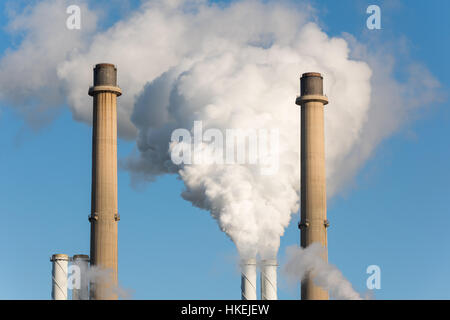 Le tubazioni di una fabbrica con emissione di fumo bianco come il riscaldamento globale concetto. Foto Stock