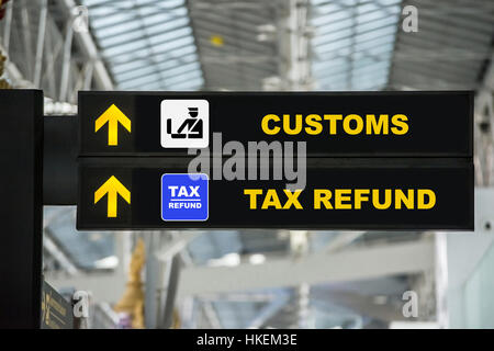 Aeroporto di restituzione fiscale e delle dogane segno nel terminal in aeroporto Foto Stock
