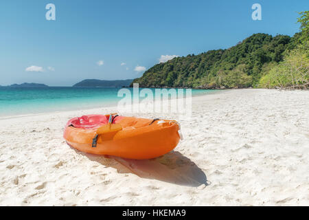 Colorato Canoe sulla spiaggia tropicale a Phuket, Tailandia. Estate, vacanze e concetto di viaggio. Foto Stock