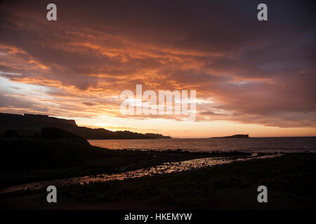 Tramonto sulla baia di staffin, isola di Skye Foto Stock