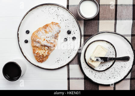 Colazione servita nella bella bianca stoviglie Foto Stock