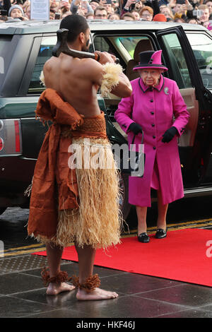 La regina Elisabetta II arriva a Figi mostra presso il Sainsbury Centre for Visual Arts presso la University of East Anglia di Norwich. Foto Stock