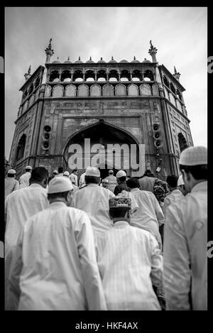 Su Eid al-fitr musulmano devoti andando a offrire le loro preghiere alla Jama Masjid di Delhi che è una delle più grandi moschee in India Foto Stock