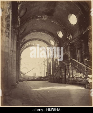 "Les Ruines de Paris et de ses Environs 1870-1871" è una raccolta di 100 fotografie che documentano le rovine di Parigi dopo la guerra franco-prussiana, evidenziando la distruzione e il recupero della città. Foto Stock
