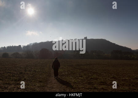 Sentiero di pietra arenaria, Cheshire, Inghilterra. Vista pittoresca di un viandante sul sentiero di pietra arenaria, Peckforton Castle è in background. Foto Stock