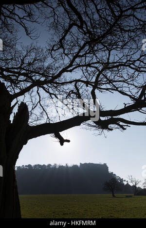 Sentiero di pietra arenaria, Cheshire, Inghilterra. Pittoresca vista stagliano Beeston Castle visto dal sentiero di pietra arenaria. Foto Stock