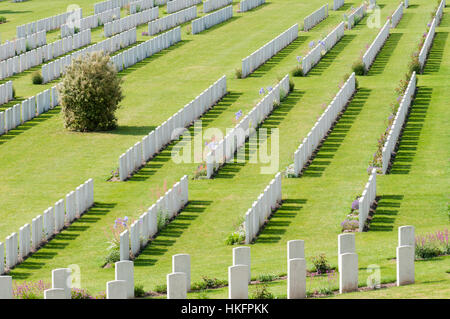 Righe di tombe in Etaples WW1 cimitero militare, Foto Stock