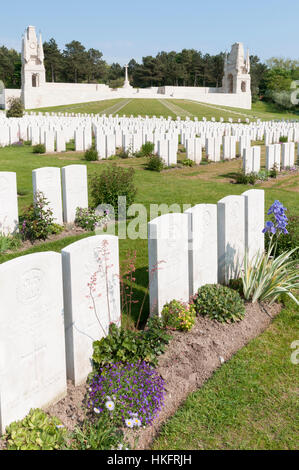 Righe di tombe in Etaples WW1 cimitero militare, Foto Stock