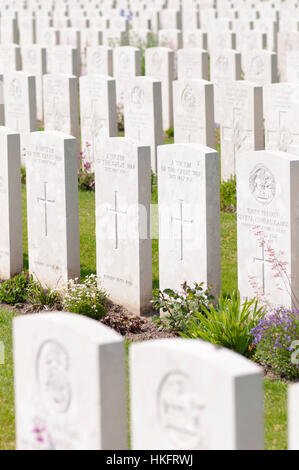 Righe di tombe in Etaples WW1 cimitero militare, Foto Stock