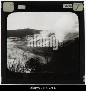 Il Monte Bromo, uno stratovulcano attivo nella Giava orientale dell'Indonesia, si erge come una maestosa e popolare destinazione turistica. Questa immagine mostra il suo paesaggio mozzafiato da Tosari, catturando la grandezza del terreno vulcanico. Foto Stock