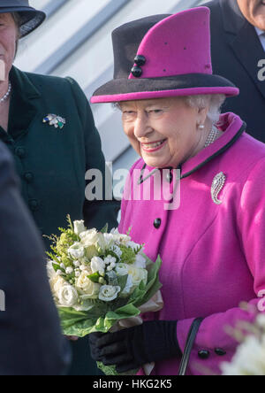 La regina Elisabetta II arriva a Figi mostra presso il Sainsbury Centre for Visual Arts presso la University of East Anglia di Norwich. Foto Stock