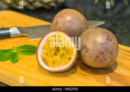 Un paio di maturi frutti della passione con un taglio a metà nella parte anteriore Foto Stock