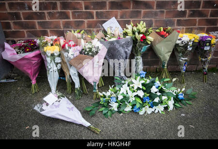 I tributi floreali sono partiti vicino alla scena in Gathorne Terrace nella zona di Harehills di Leeds dove un uomo è stato ucciso fatalmente. Un uomo di 19 anni, inteso come Raheem Wilks, è morto dopo che è stato sparato fuori di un barbiere il giovedì pomeriggio, in quello che la polizia ha chiamato un 'attacco mirato'. Foto Stock