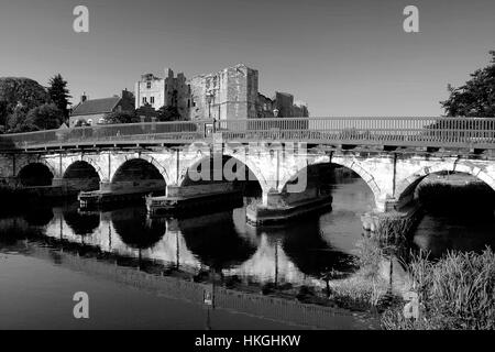 Vista del tramonto sulle rovine del castello di Newark, Newark on Trent, Nottinghamshire, Inghilterra, Regno Unito Foto Stock