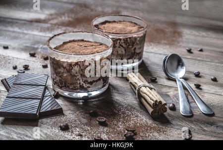 Il tiramisù in un bicchiere di vetro Foto Stock