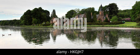 Vista estiva di Newstead Abbey; casa ancestrale di Lord Bryon, Nottinghamshire; Inghilterra; Regno Unito Foto Stock