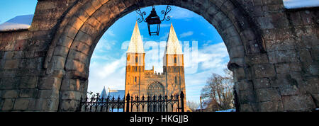 Colori di Primavera, Southwell Minster, Southwell città mercato, Nottinghamshire, England, Regno Unito Foto Stock