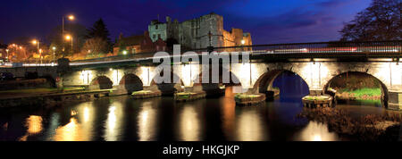 Vista del tramonto sulle rovine del castello di Newark, Newark on Trent, Nottinghamshire, Inghilterra, Regno Unito Foto Stock