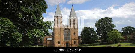 Colori di Primavera, Southwell Minster, Southwell città mercato, Nottinghamshire, England, Regno Unito Foto Stock