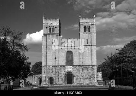 Il priorato di chiesa nella città mercato di Worksop, Nottinghamshire, England, Regno Unito Foto Stock