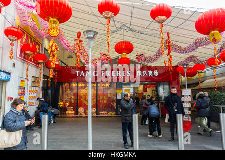 Parigi, Francia, folla, decorazioni della Chinatown francese per il capodanno cinese, supermercato asiatico Tang Freres, facciata esterna del negozio Foto Stock