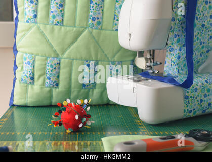 Patchwork sulla macchina per cucire stadi trapuntato Foto Stock