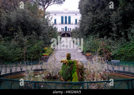 Napoli, campania, Italy. La Villa Floridiana è un grande parco nel quartiere del Vomero. Il giardino posteriore della villa con un laghetto di tartarughe, la scalinata di marmo e la villa. Oggi il parco è uno dei parchi pubblici nella città di Napoli. La villa risale al 1816 quando Ferdinando I della Casa di Borbone, Re delle Due Sicilie, acquisito la proprietà.il re donò la proprietà come il sito per una vacanza residenza alla moglie morganatica Lucia Migliaccio di Partanna, duchessa di Floridia, da cui la villa ha preso il suo nome. Foto Stock