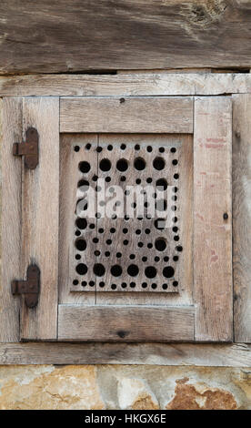 Finestra di legno sul muro di pietra Foto Stock