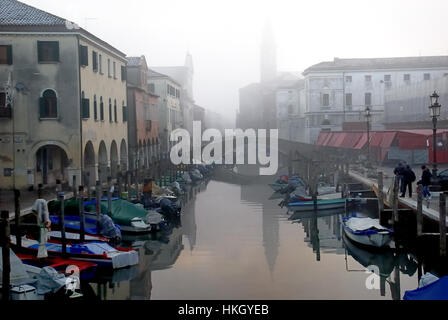 Chioggia, Veneto, Italia. La Fondamenta Canal Vena nella nebbia. Foto Stock