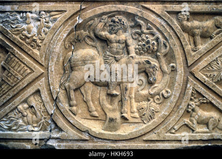 Bas-Relief o sculture su antico sarcofago greco-romana di un uomo in sella ad un cavallo o un asino da Perge o Perge Turchia Foto Stock