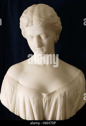 Questo busto scultoreo, creato nel 1879, mostra una bellezza classica, realizzata in marmo. Il pezzo mette in risalto gli ideali della scultura greca e romana antica, enfatizzando la bellezza idealizzata e la forma classica. Foto Stock