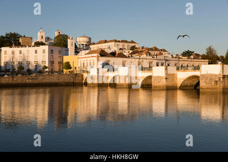 Sette arcate del ponte romano e la città sul Rio fiume Gilao, Tavira, Algarve, Portogallo, Europa Foto Stock