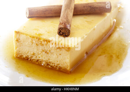 Close up di deliziosi piatti fatti in casa al caramello budino di crema pasticcera Foto Stock