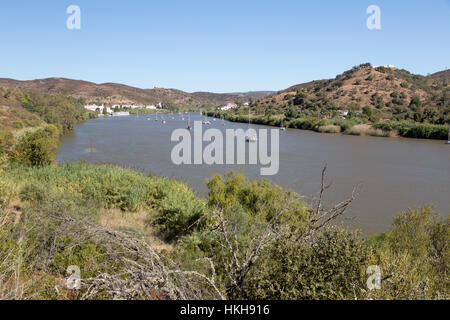 Rio fiume Guadiana cercando di Alcoutim village e a Sanlucar De Guadiana in Spagna, Alcoutim, Algarve, Portogallo, Europa Foto Stock